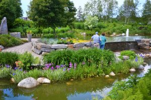 botanical gardens couple-in-the-lerner-garden-with-pond-dsc_6410 KHWEGEG