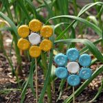 make garden art flowers from old bottle caps! JUGJDGX