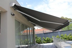 retractable awnings the benefits of having a retractable awning - shades u0026 shutters austin RYETWGJ