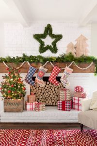 christmas decorating ideas a festive mantel XVIBLHU