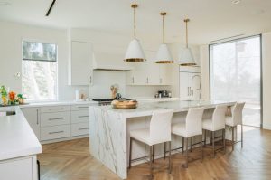 Contemporary floor laminating white kitchen with laminate floor and marble island KLKDJPH