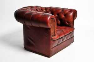 High-End 1940s Art Deco Leather Chesterfield Chair on Casters | DECASO