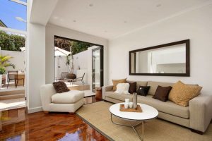 20 Gorgeous Living Rooms with Mirrors