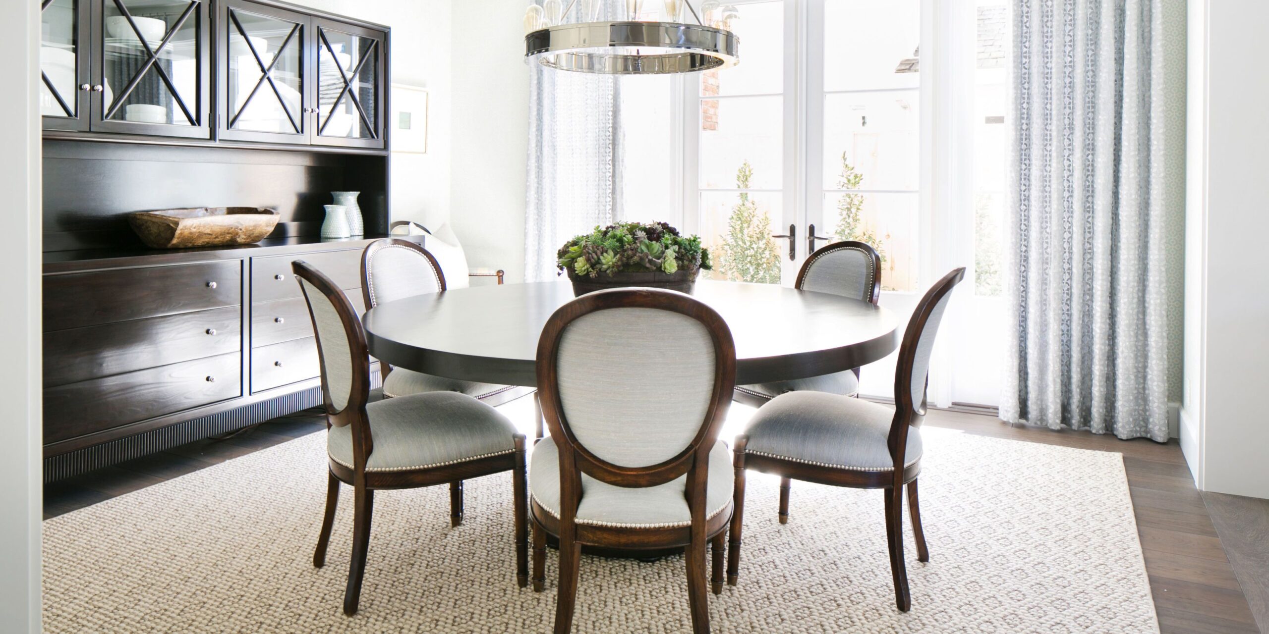 ROUND DINING ROOM TABLES, REASONS TO  CONSIDER THEM OVER OTHERS FOR HOUSES