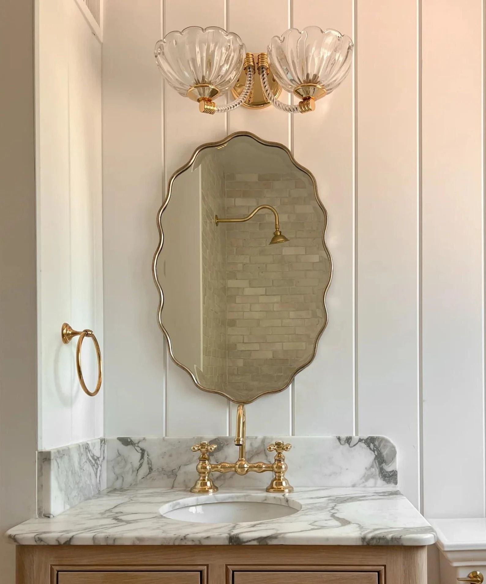 The Many Benefits of a Bathroom Mirror