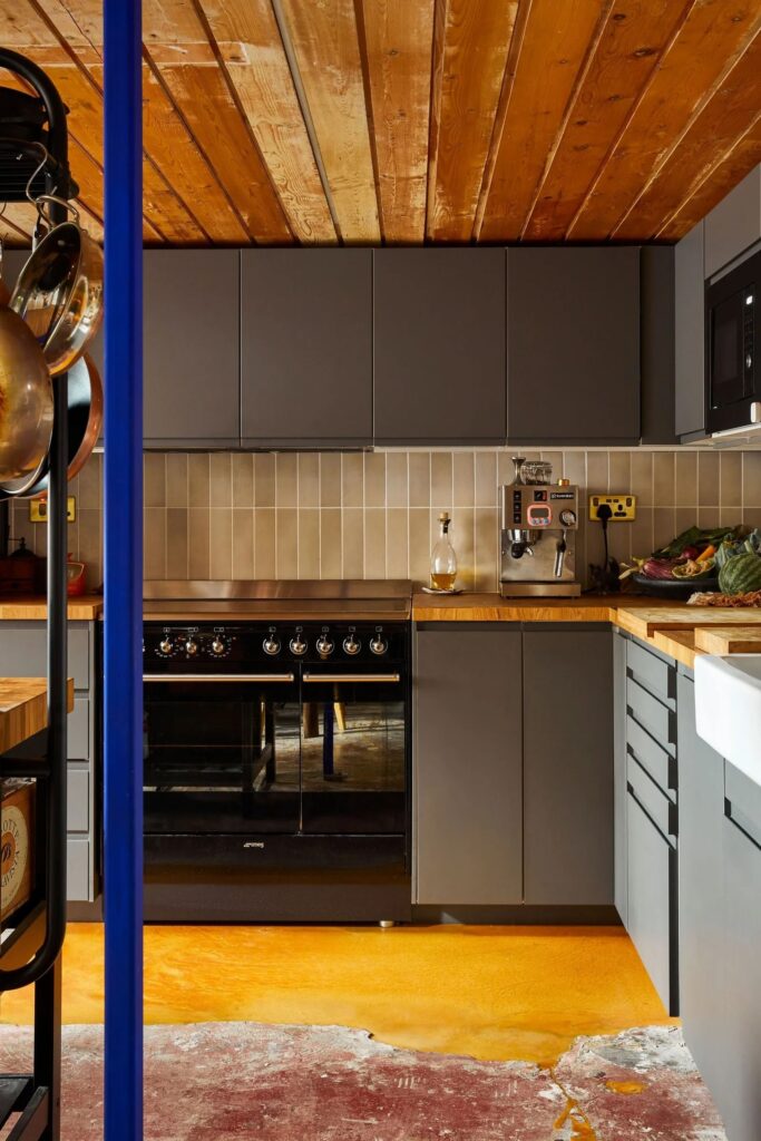 1713885950_kitchen-laminate-flooring.jpg