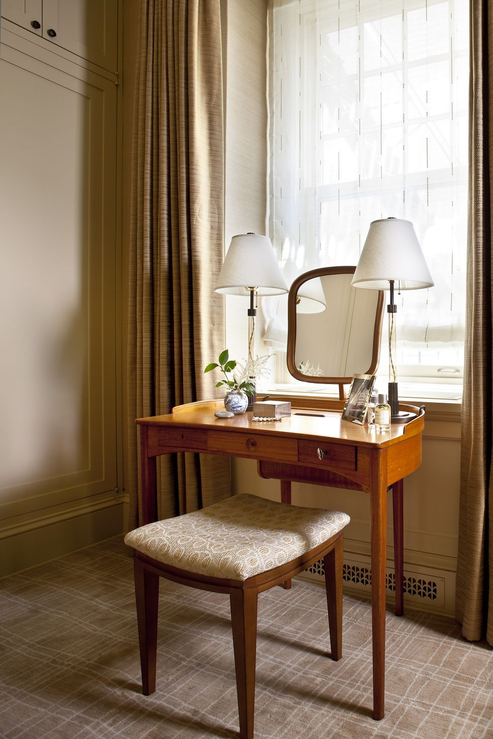 The Beauty of a Bedroom Vanity