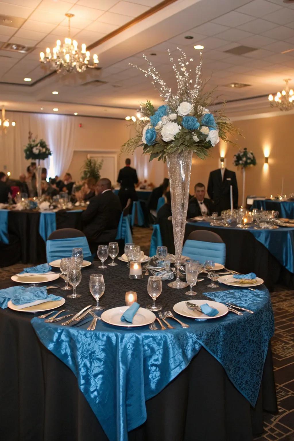 Reception decor in black and blue for a seamless theme.
